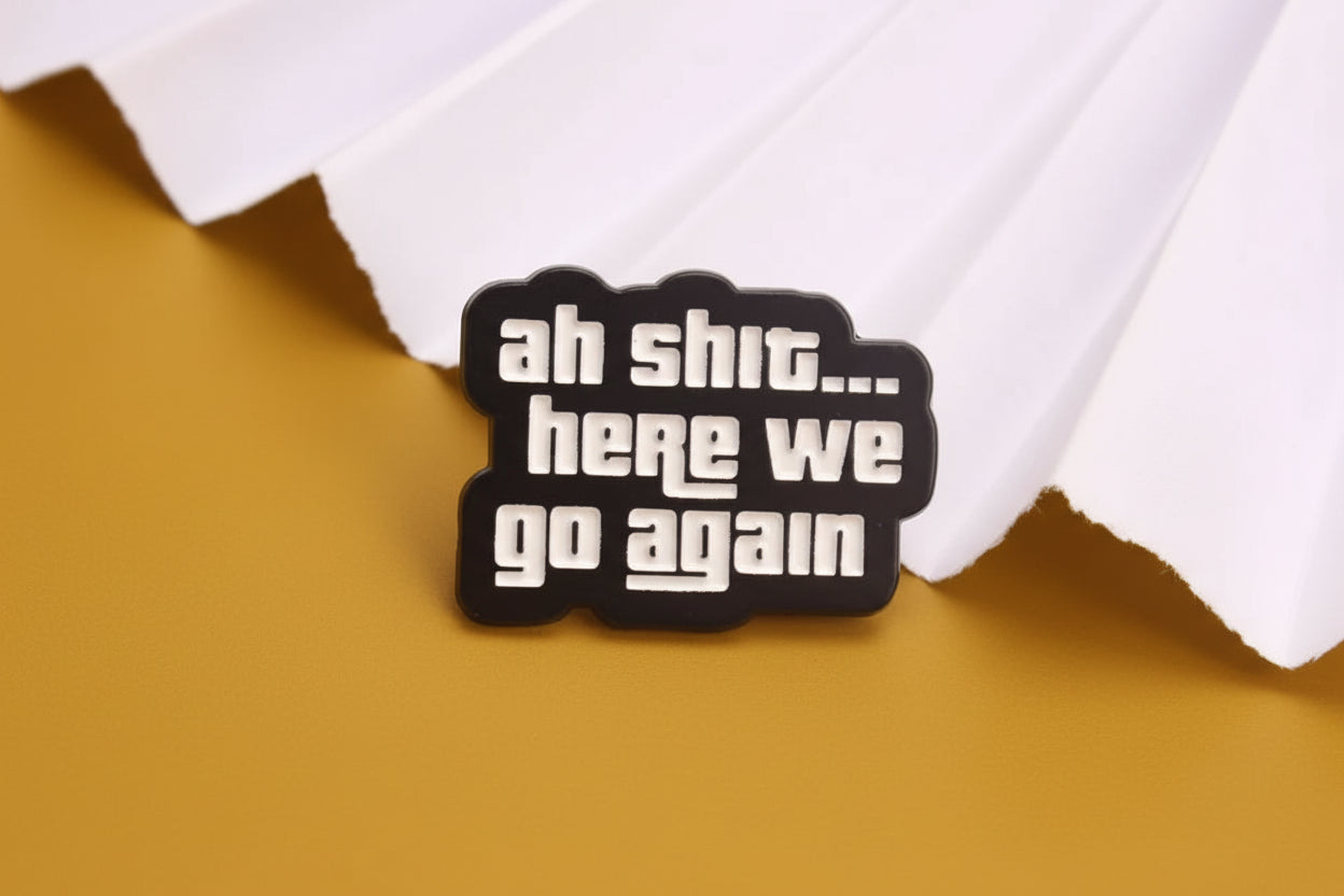 Ah Shit… Here We Go Again” Speldje – Vintage Humor met Attitude