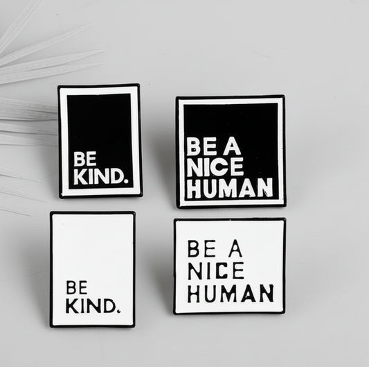 Be a Nice Human” Speldje – Zwart-Wit Creatief Accessoire